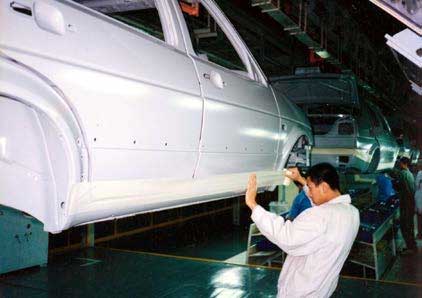 3M美纹纸胶带用于涂装车间遮蔽应用。